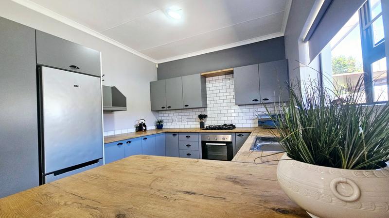 6 Bedroom Property for Sale in Fraaiuitsig Western Cape